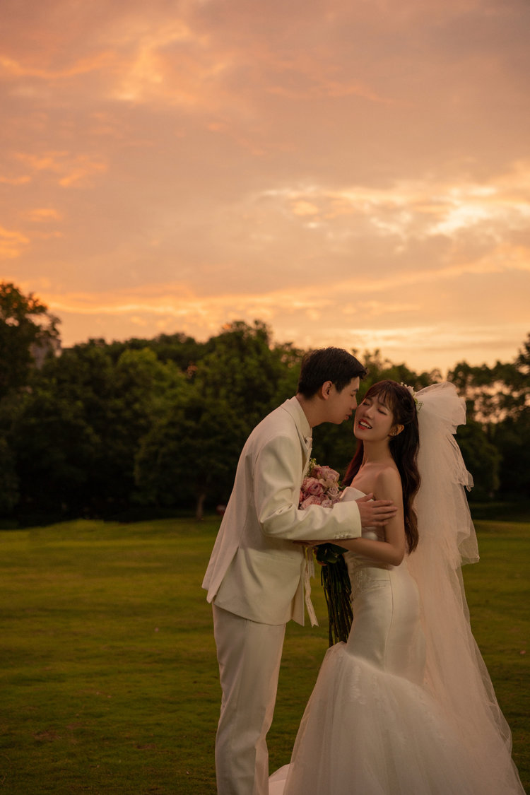 夕阳草坪婚纱照 自然限定的温柔滤镜