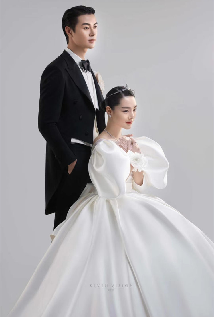 韩式简约白纱婚纱照 漏背泡泡袖婚纱 一秒变成最美新娘