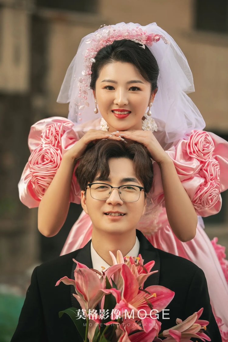 90年代复古港风婚纱照 粉色彩纱婚纱属于那个时代的时尚