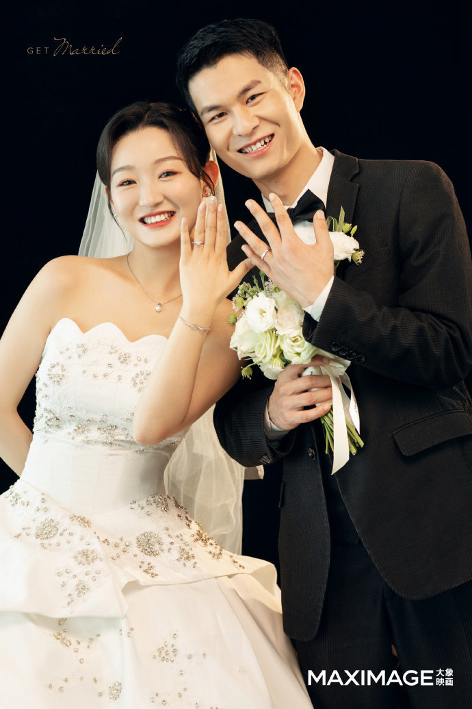 长沙婚纱摄影:纯色极简婚纱照 黑色背景白色主纱更显时尚