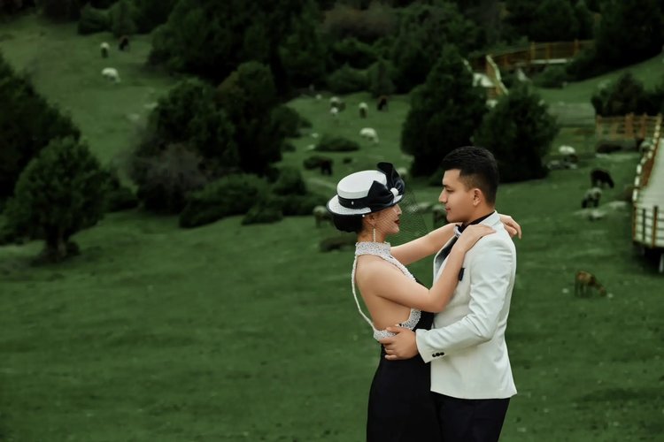 喀什婚纱照:赫本黑色法式婚纱照·瑞雅婚纱摄影