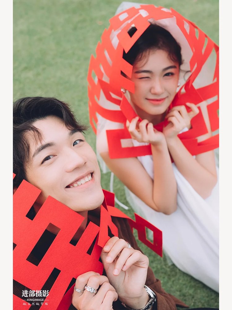 00后把喜嫁婚纱照搬到草坪超出片