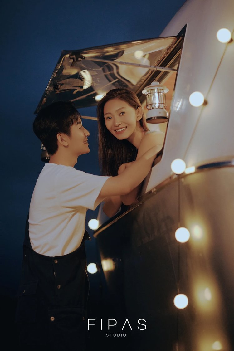 夜景电影感婚纱照 以自然山顶和房车为背景