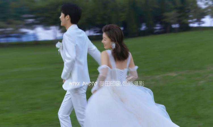 外景婚纱照推荐:清新草坪婚纱照