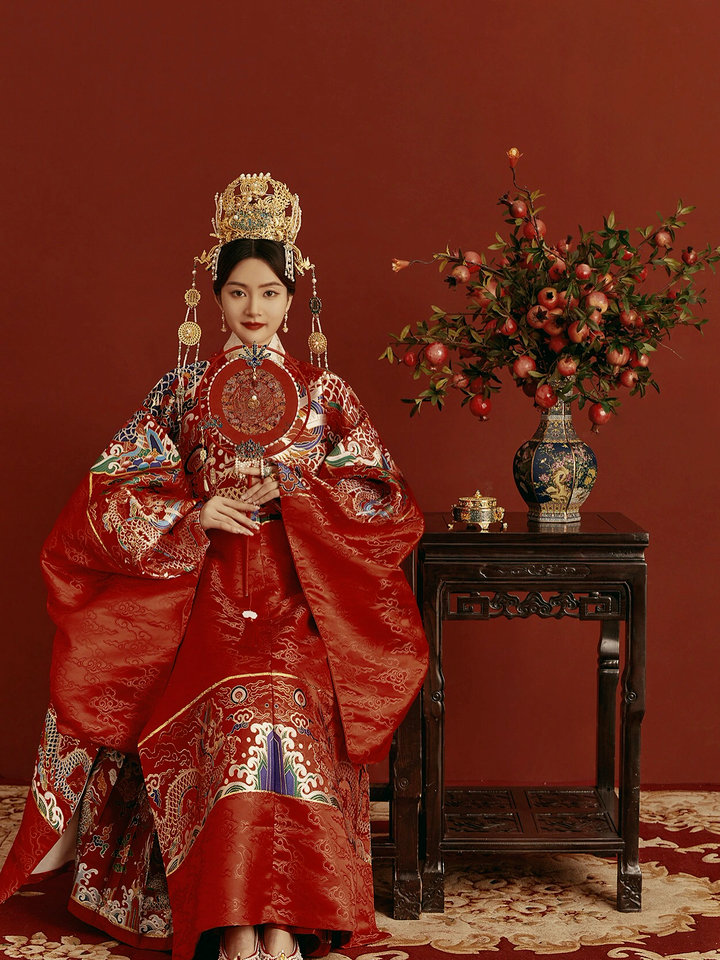 中式汉服婚纱照 凤冠霞帔经典汉服的配饰