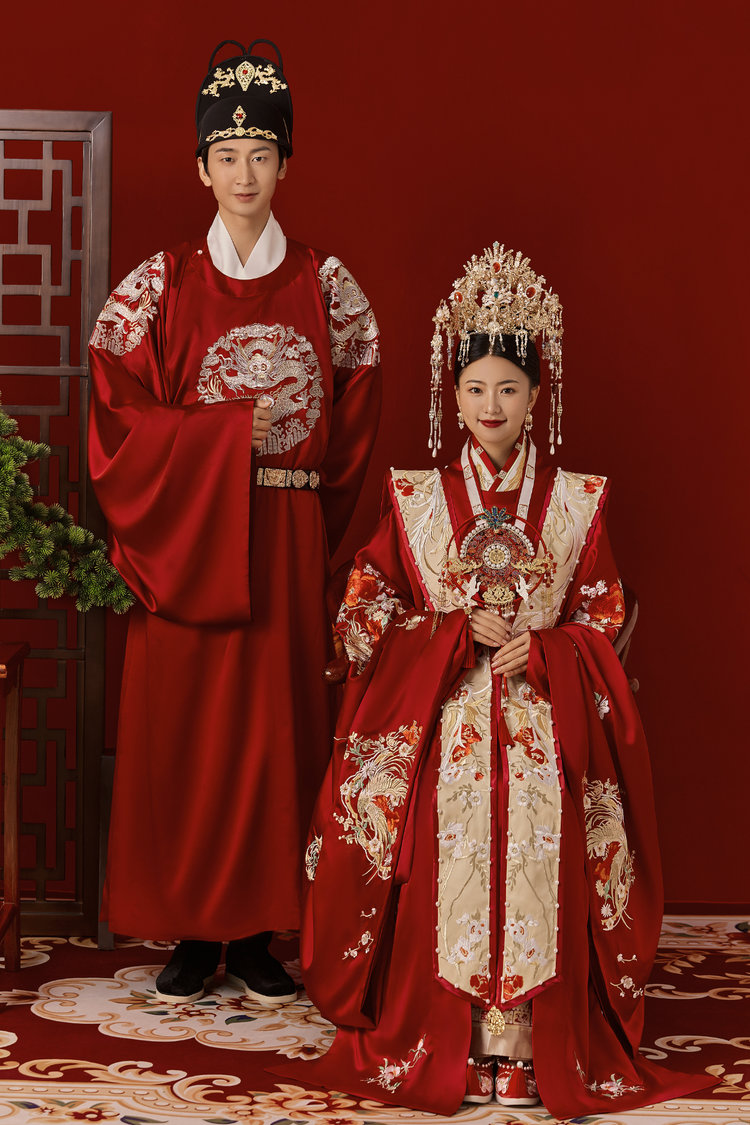 中式婚纱摄影:中式汉服凤冠霞帔婚纱照
