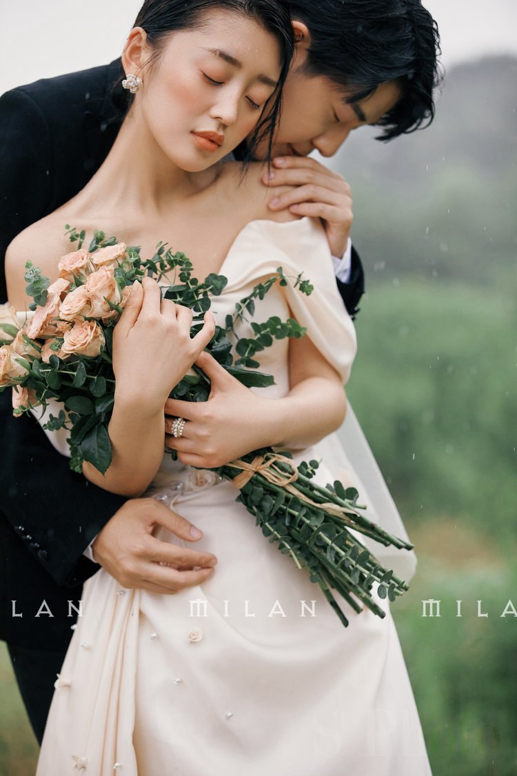 外景婚纱照风格推荐:森系草坪婚纱照 浪漫花海的唯美