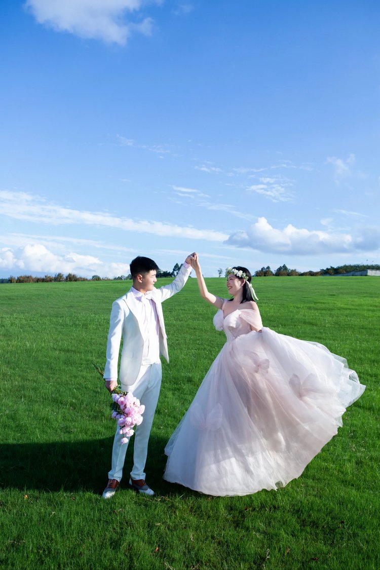 草坪婚纱照 氛围感满满