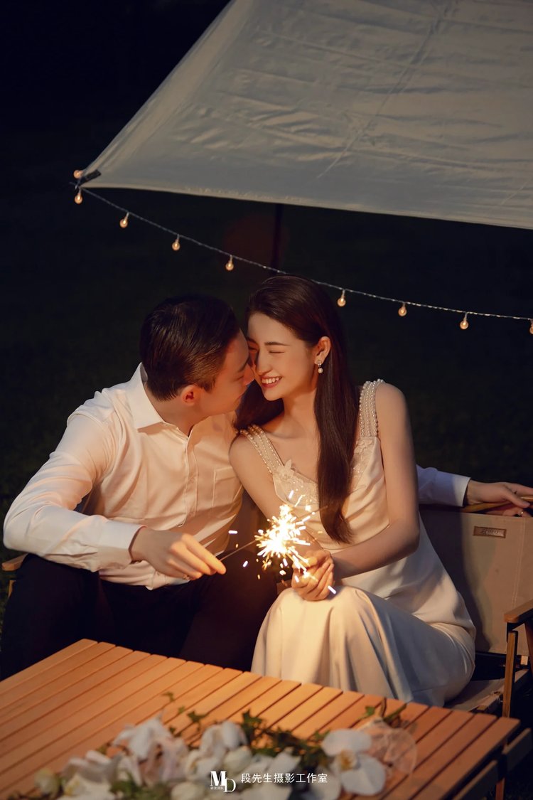 露营草坪婚纱照就是要这种松弛自由感