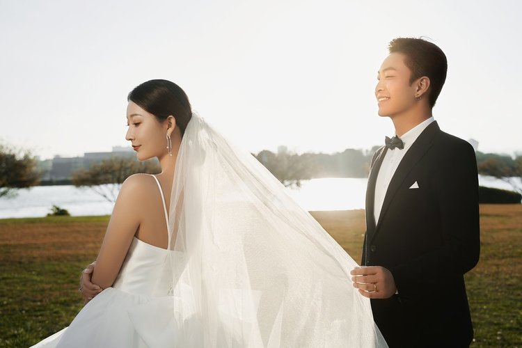 浪漫外景草坪婚纱照·青颜影像