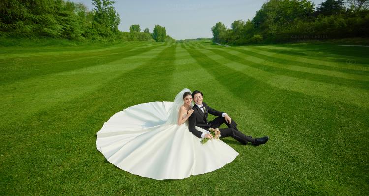 外景草坪婚纱摄影 草坪主纱婚纱照