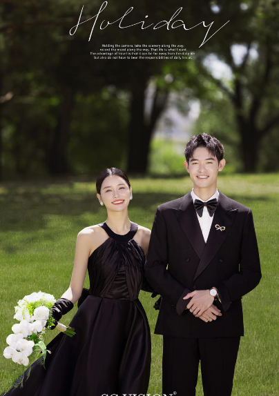 草坪赫本风婚纱照 优雅与复古并存