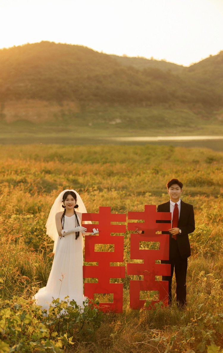 个性时尚又高级感 夕阳草坪婚纱照