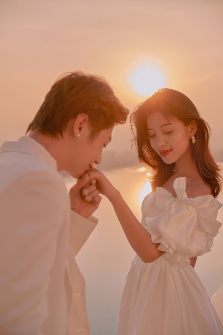 浪漫夕阳婚纱照 让爱情在金色晚霞中绽放