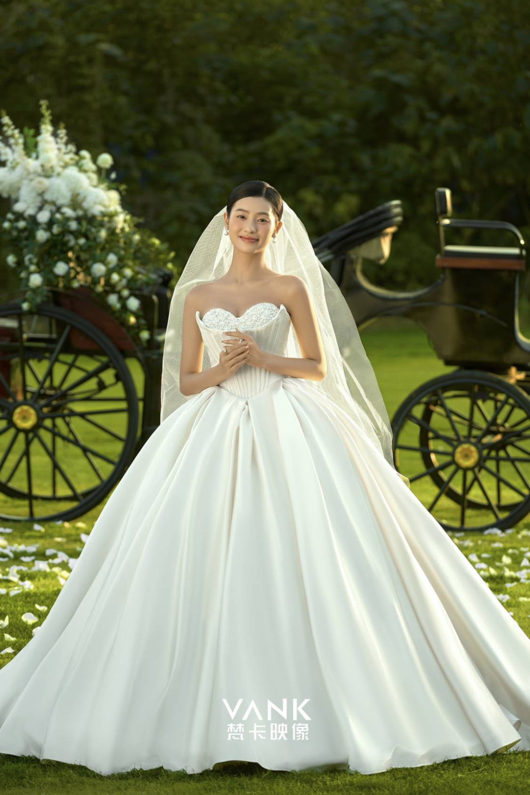 纪实风草坪婚纱照，青春系列婚纱照