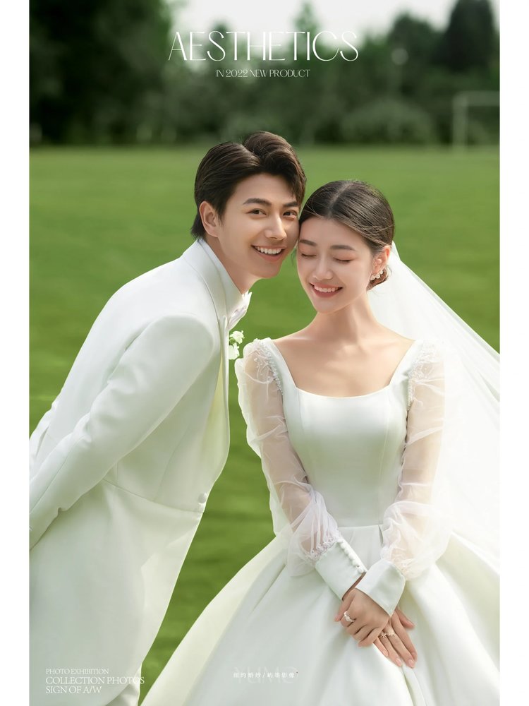 外景一定要试一试草坪婚纱照 浪漫到心坎
