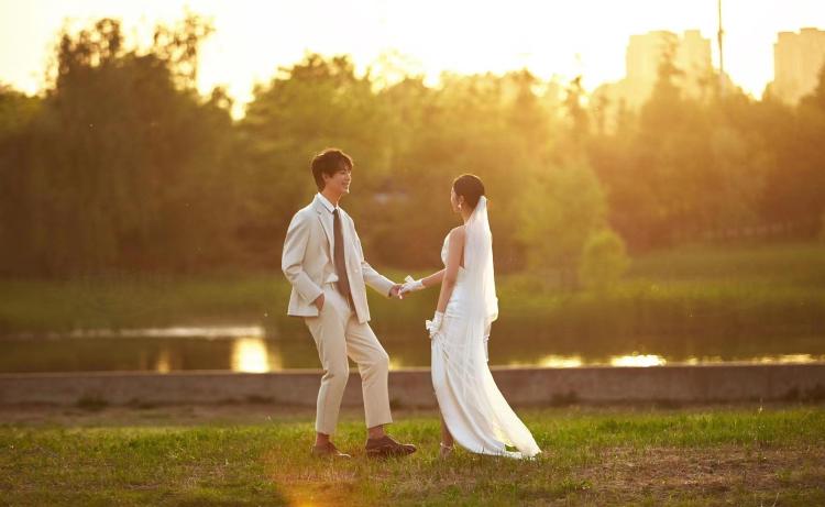 宝鸡婚纱摄影:ins风夕阳婚纱照