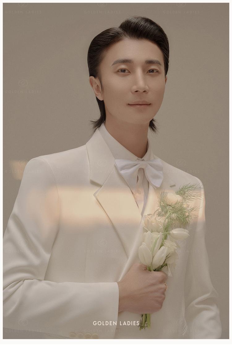 白色恋人婚纱照 室内纯色婚纱照绽放爱的光芒