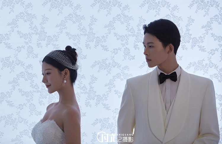 优雅公主风婚纱照 室内小众婚纱摄影