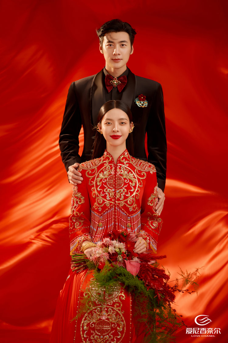通辽婚纱摄影:中国新娘红色背景秀禾婚纱照