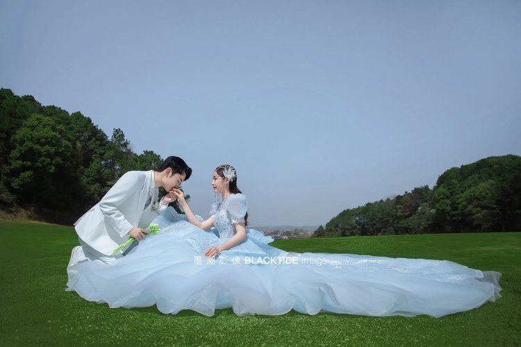 草坪蓝色婚纱照,人鱼公主满满少女感