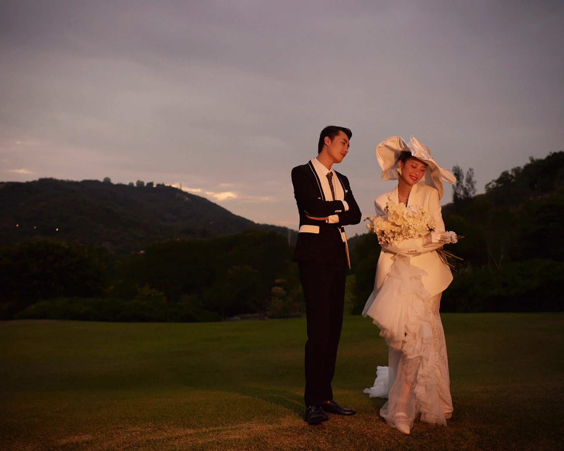 时尚又有个性 夕阳草坪婚纱照