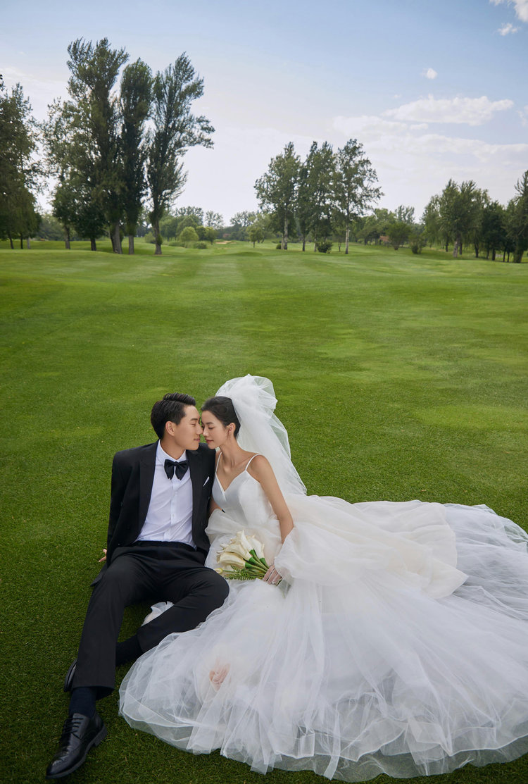 寄托了美好爱情的婚纱照 优雅草坪婚纱照