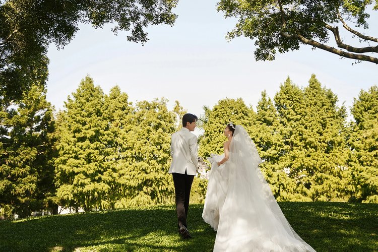 画面质感与高级感并存 小清新草坪婚纱照