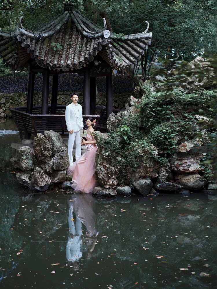 粉色园林中式婚纱照真的好美