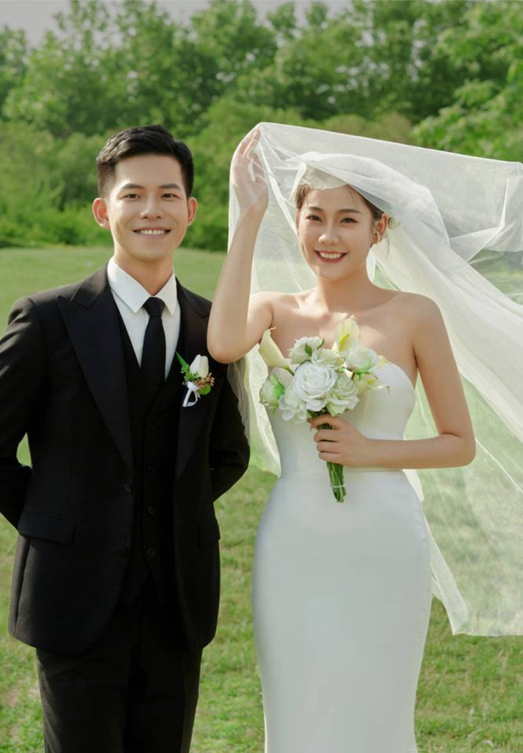 小清新草坪婚纱照,周口婚纱摄影推荐