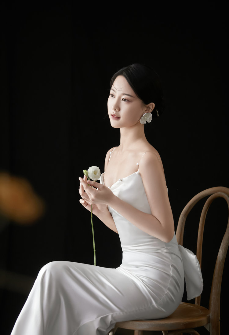 婚纱摄影拍摄时尚符号 简约室内婚纱照