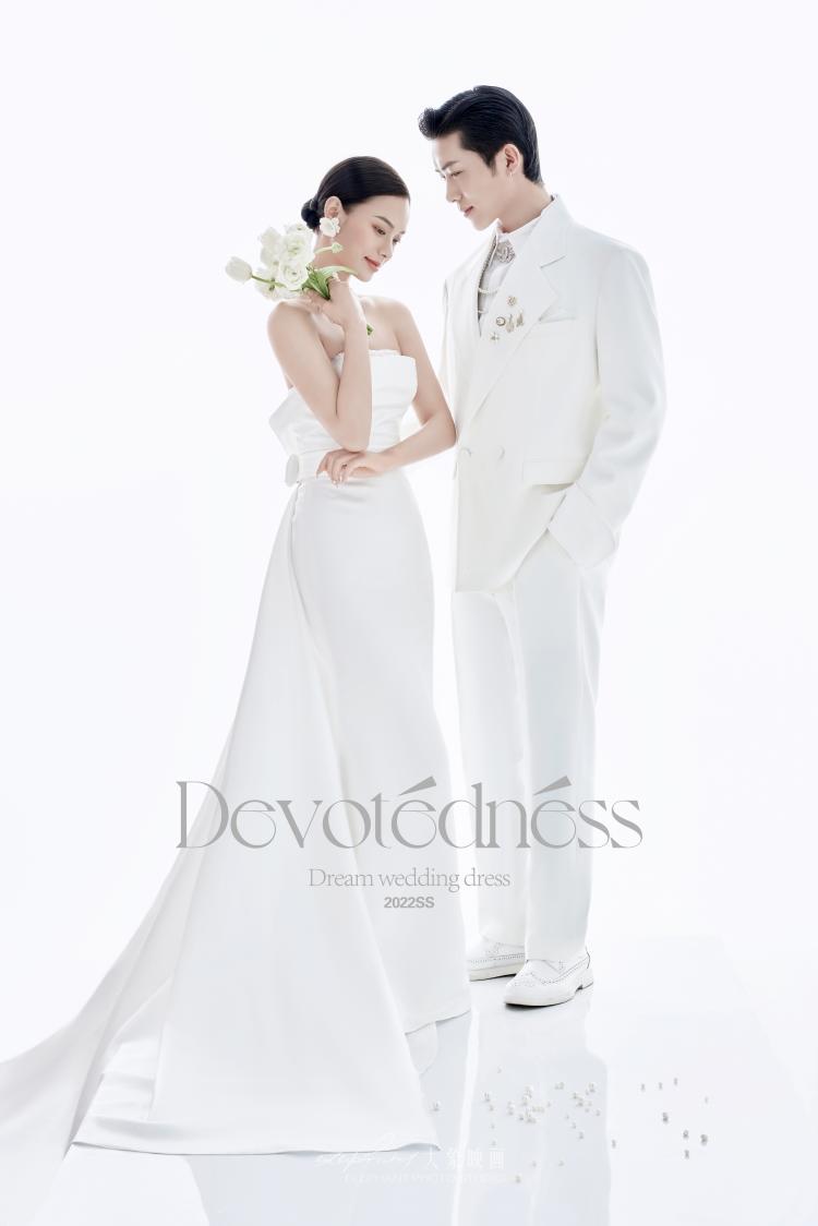 白色婚纱照:白色婚纱白色西服白色背景让人眼前一亮
