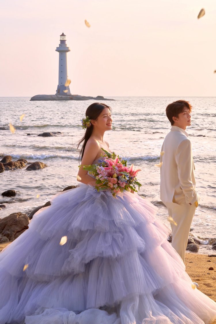 夕阳海边婚纱照 自然限定的温柔滤镜
