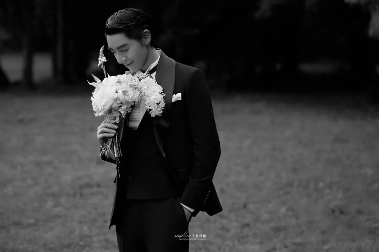 森系优雅婚纱照,黑色鱼尾裙的独特魅力