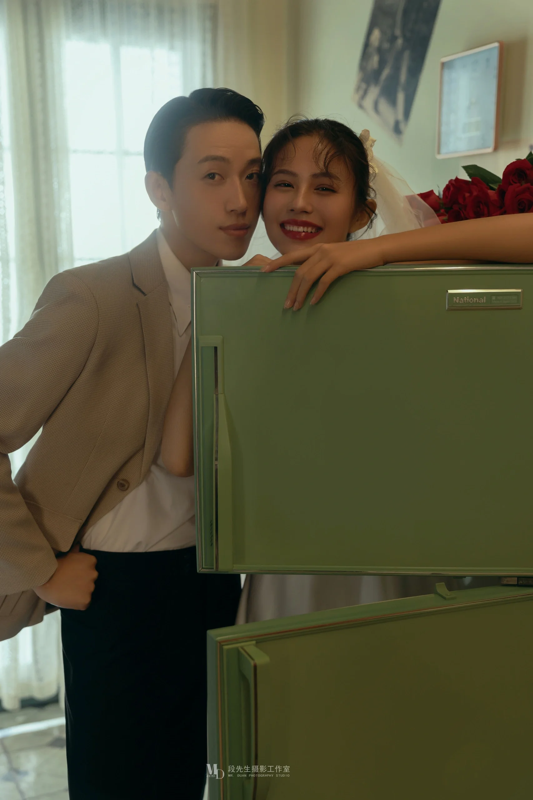 看到当年父母结婚的画面 复古婚纱照