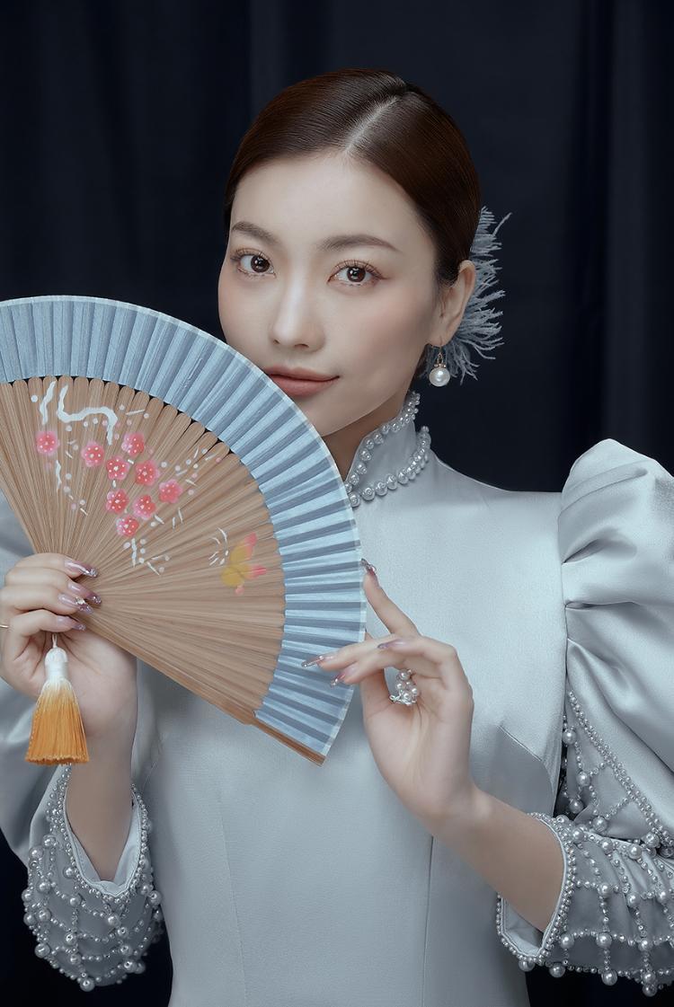 蓝调新中式旗袍婚纱照 室内纯色背景婚纱摄影