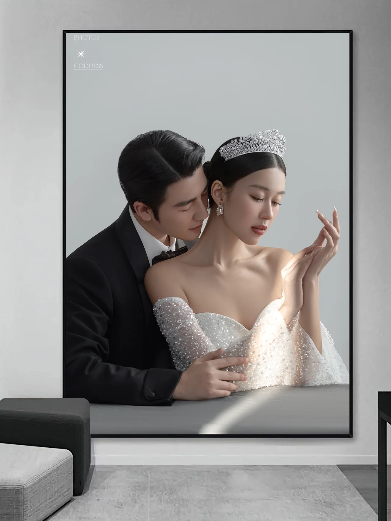 把极简婚纱照做成客厅挂画，真的超好看