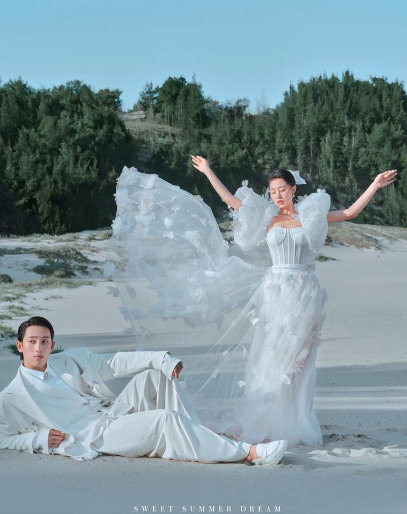海边俏皮婚纱照 简约婚纱白色西装婚纱照