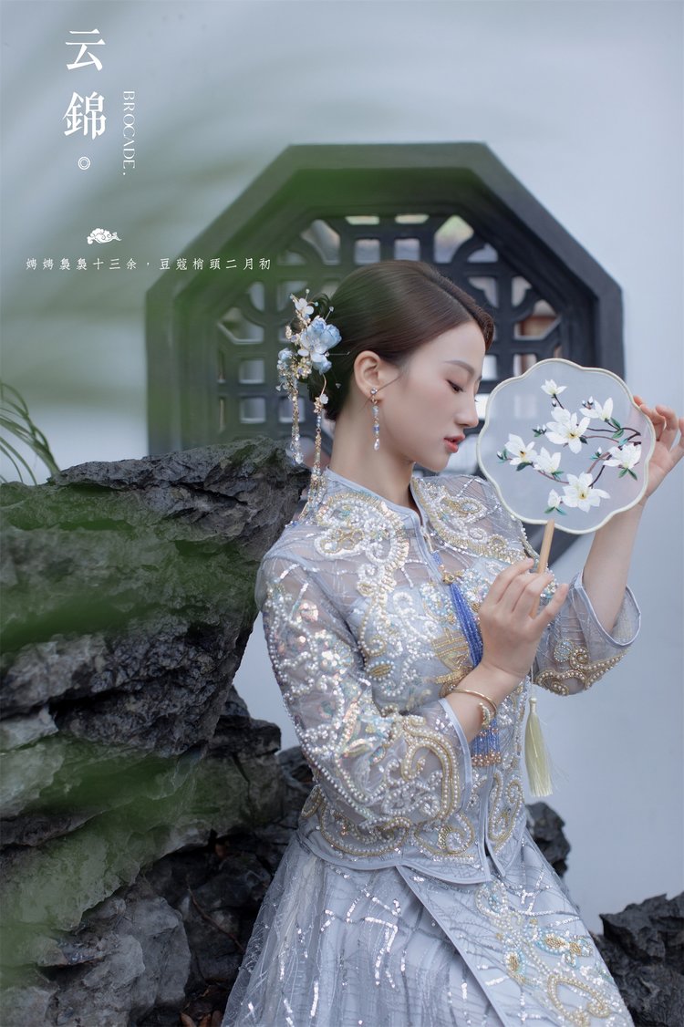 中式园林蓝色秀禾服婚纱照 照片面里都是温柔和爱