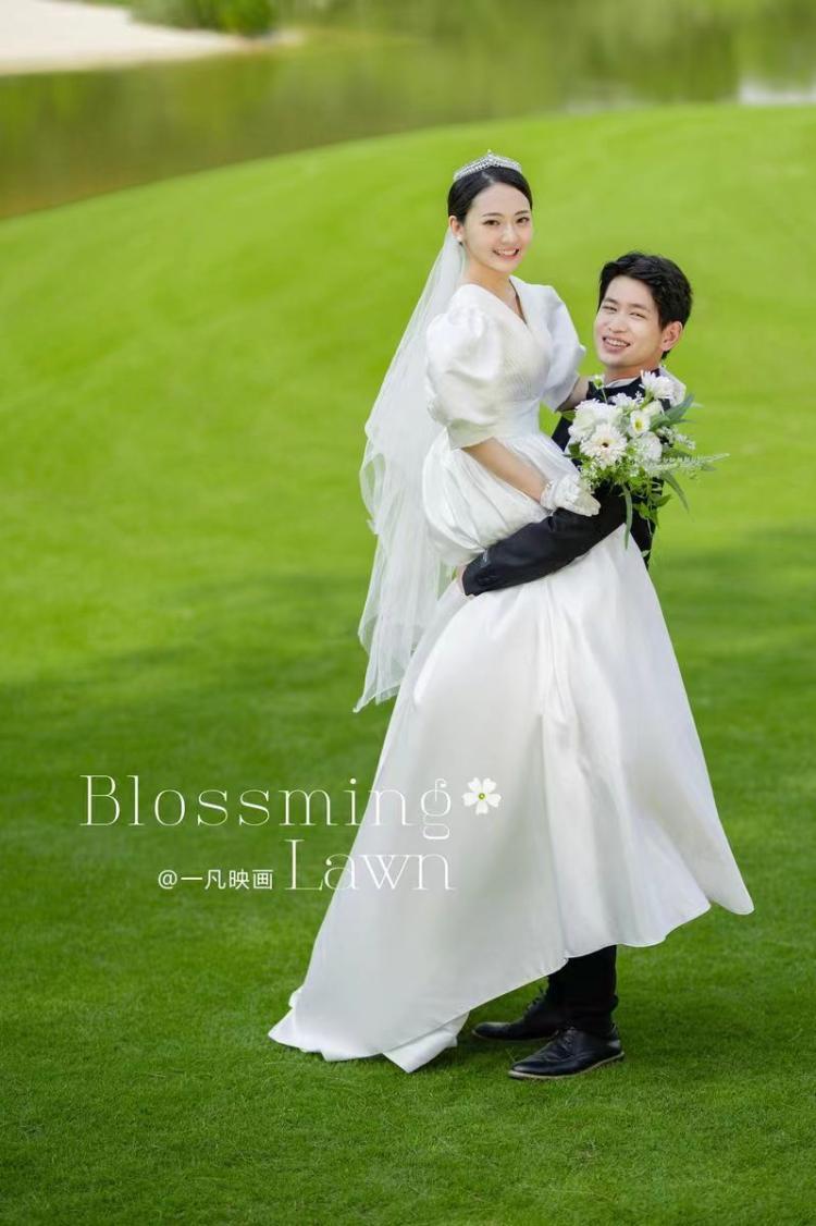 高尔夫球场大草坪婚纱照