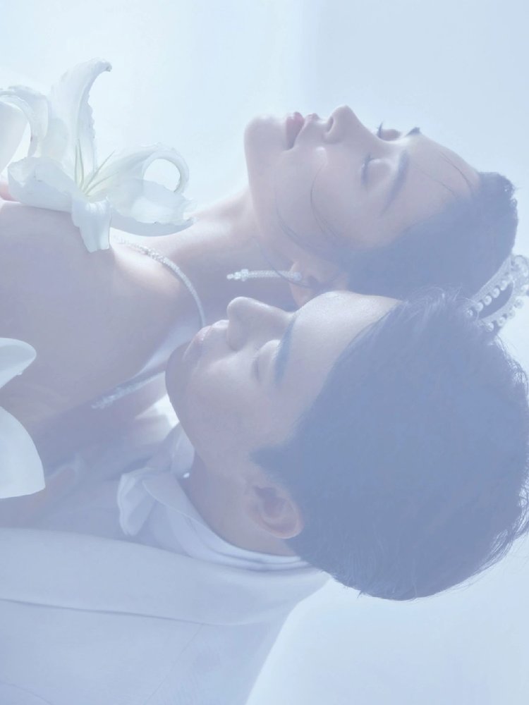 一眼就爱上的简约高级感 室内极简婚纱照