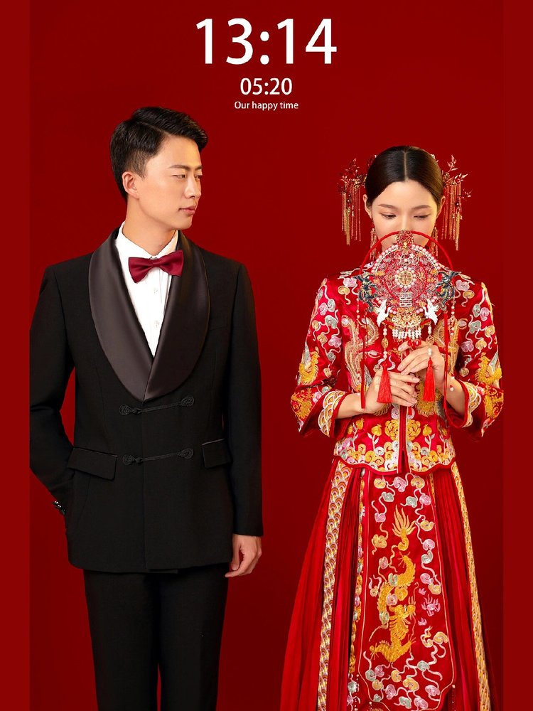精致的秀禾服配上黑色西装婚纱照