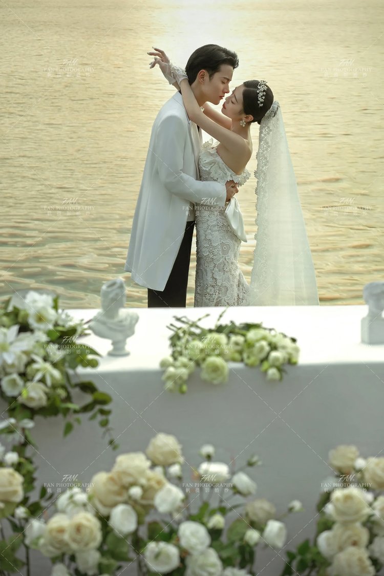 一场仪式 一切都在开始 浪漫草坪婚纱照