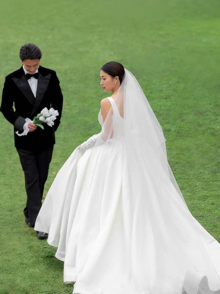 草坪优雅婚纱照 济南婚纱摄影