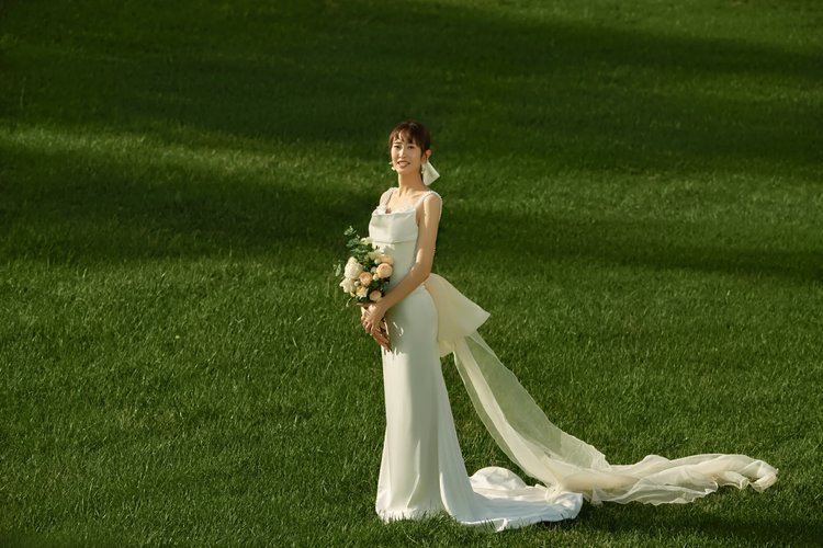 寄托了美好爱情的婚纱照 优雅草坪婚纱照