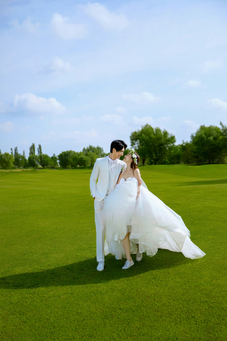 草坪森系婚纱摄影 漫白恋爱婚纱照
