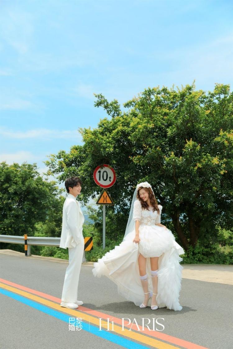 【巴黎婚纱摄影】外景公路森系婚纱照 温州拍婚纱照