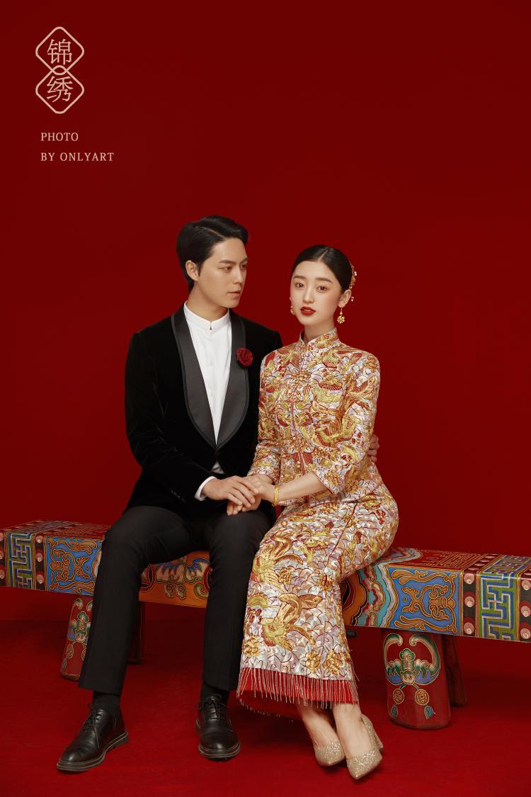 汉中婚纱摄影:高定秀禾婚纱照 中国红背景特别喜庆