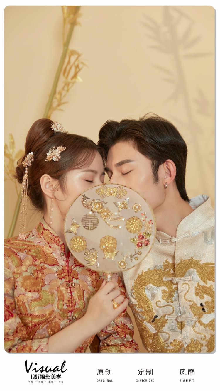 新中式婚纱摄影:金色龙凤褂秀禾服婚纱照