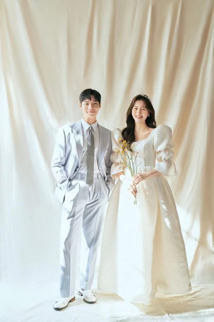 甜蜜生活主题婚纱照 帷幔背景简约的韩式婚纱摄影